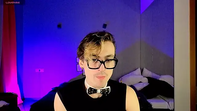 Snapshot of OLIVER__MARTINEZ chatting on October 13, 2025, 5:31 am OLIVER MARTINEZ online show from October 13, 2025, 5:31 am