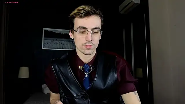 Snapshot of OLIVER__MARTINEZ chatting on October 23, 2025, 8:40 pm OLIVER MARTINEZ online show from October 23, 2025, 8:40 pm