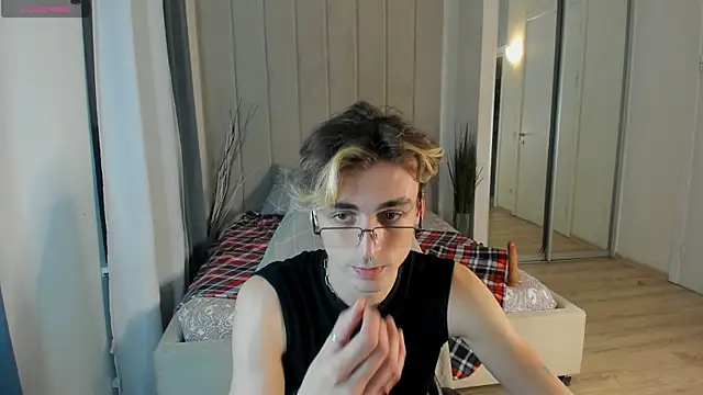 Snapshot of OLIVER__MARTINEZ chatting on September 24, 2025, 8:15 pm OLIVER MARTINEZ online show from September 24, 2025, 8:15 pm
