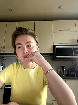 MartaLuna  online show from December 15, 2025, 9:37 am