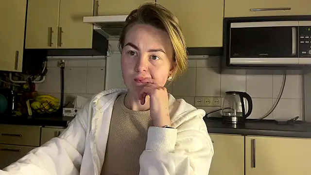 MartaLuna  online show from April 7, 2026, 9:38 pm