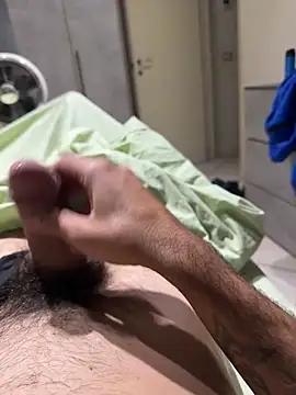 alexbergo87 online show from September 26, 2025, 9:32 pm