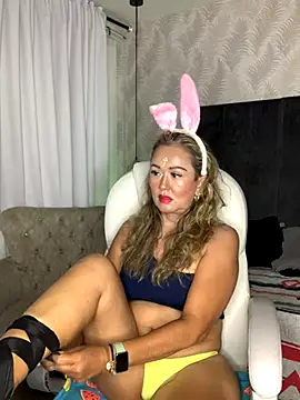 Snapshot of BunnyGlow50 chatting on October 19, 2025, 3:09 am BunnyGlow50 online show from October 19, 2025, 3:09 am