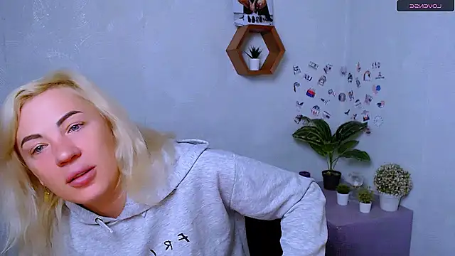 EmmaCat  online show from October 16, 2025, 4:10 am