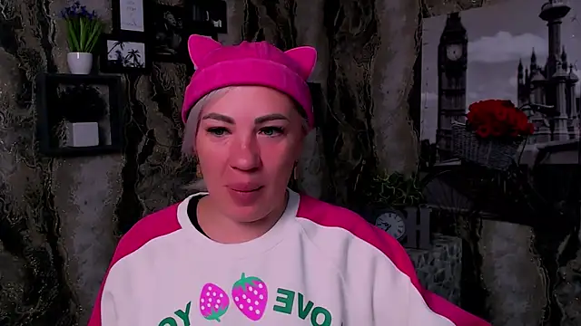 EmmaCat  online show from April 10, 2026, 5:25 am