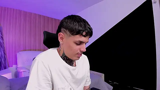 Declan-Fox online show from September 25, 2025, 3:34 am