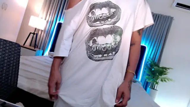 Snapshot of WomanOfYourDreams chatting on November 6, 2025, 4:27 am WomanOfYourDreams online show from November 6, 2025, 4:27 am