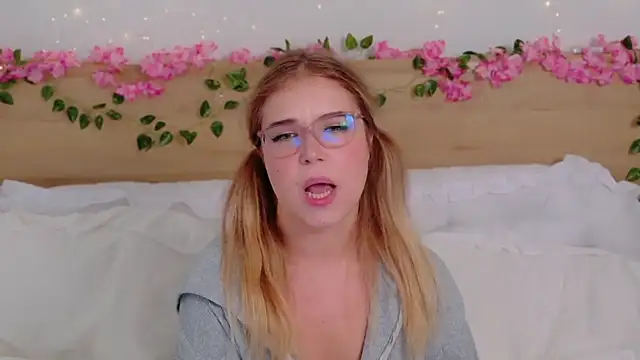 Snapshot of Lilith_Bonheur chatting on December 19, 2025, 1:31 am Lilith Bonheur online show from December 19, 2025, 1:31 am