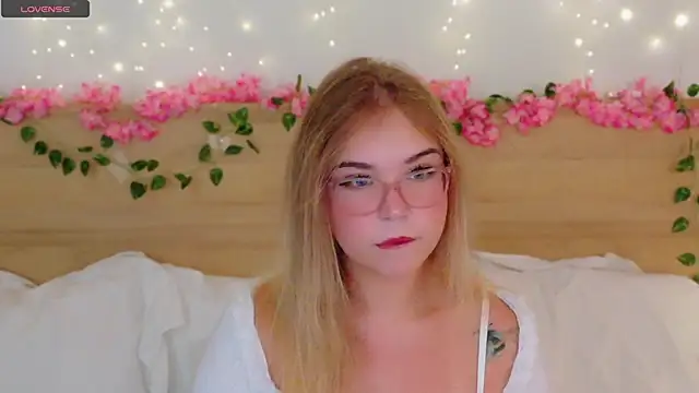 Snapshot of Lilith_Bonheur chatting on December 4, 2025, 9:25 pm Lilith Bonheur online show from December 4, 2025, 9:25 pm