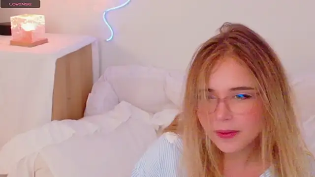 Snapshot of Lilith_Bonheur chatting on December 2, 2025, 12:44 am Lilith Bonheur online show from December 2, 2025, 12:44 am