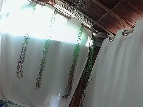 Snapshot of Huntrix2025 chatting on December 3, 2025, 12:33 am Huntrix2025 online show from December 3, 2025, 12:33 am