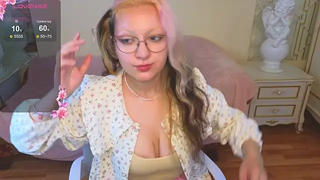 Snapshot of JuicyLullu chatting on September 19, 2025, 4:27 am JuicyLullu online show from September 19, 2025, 4:27 am