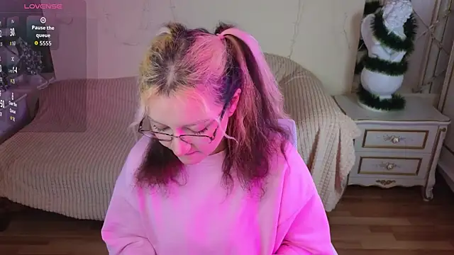 JuicyLullu online show from December 17, 2025, 11:37 am