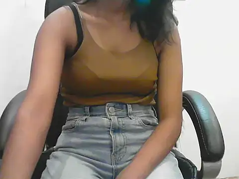 short girl  online show from May 22, 2026, 5:00 pm
