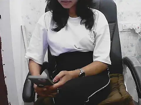 short girl  online show from February 25, 2026, 5:57 pm