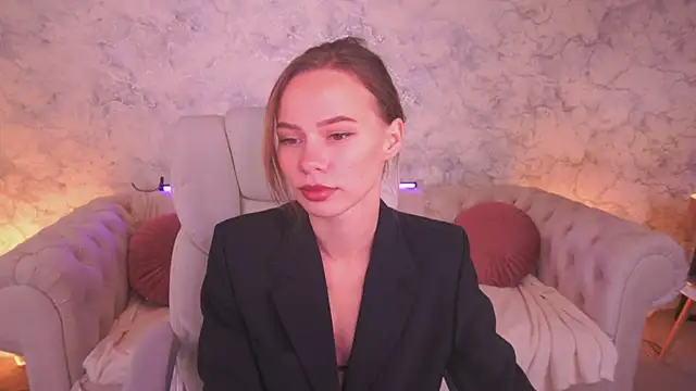 ShyySiren online show from October 29, 2025, 8:02 am