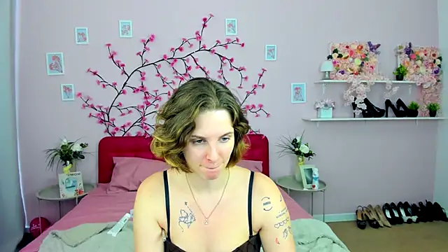 Snapshot of SabrinaRayX chatting on October 14, 2025, 6:36 am SabrinaRayX online show from October 14, 2025, 6:36 am