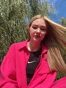 MilaMoone online show from September 18, 2025, 7:33 am