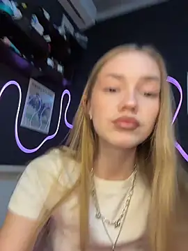 MilaMoone online show from March 6, 2026, 12:44 pm