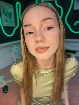 MilaMoone online show from April 18, 2026, 11:01 am