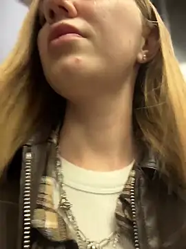 MilaMoone online show from April 17, 2026, 9:34 am