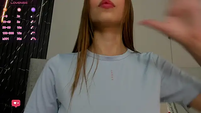 Naomi Rousse online show from December 17, 2025, 12:43 pm