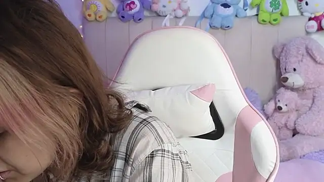 Snapshot of NekoWaifu chatting on May 1, 2026, 2:33 pm NekoWaifu online show from May 1, 2026, 2:33 pm