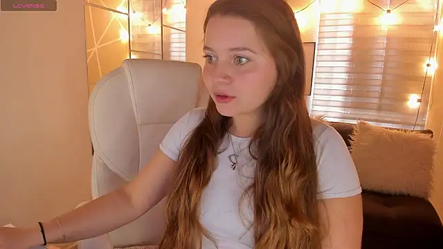 Snapshot of sophiee09_ chatting on February 13, 2026, 1:44 pm sophiee09 online show from February 13, 2026, 1:44 pm