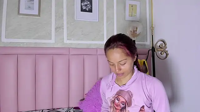 HoollyHendrix online show from January 7, 2026, 8:58 pm