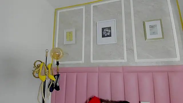 HoollyHendrix online show from February 24, 2026, 9:15 pm