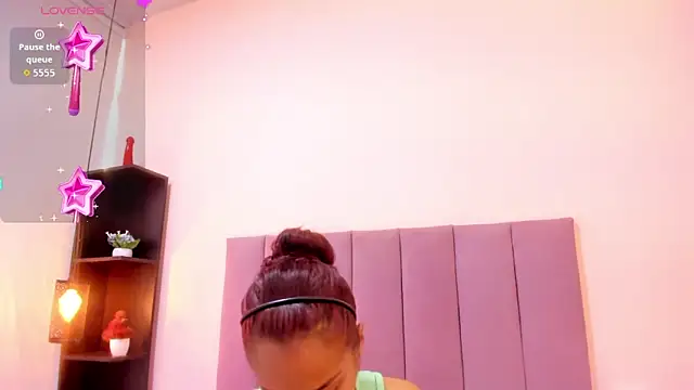 HoollyHendrix online show from November 18, 2025, 8:23 pm