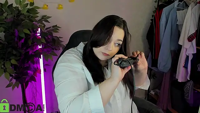 Snapshot of Mia_R0ss chatting on February 4, 2026, 11:33 pm Mia R0ss online show from February 4, 2026, 11:33 pm