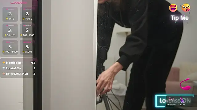 adisson fox online show from December 3, 2025, 7:08 am