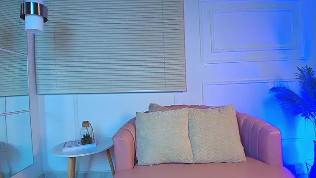 Snapshot of alessia_moon1 chatting on October 23, 2025, 1:10 pm alessia moon1 online show from October 23, 2025, 1:10 pm