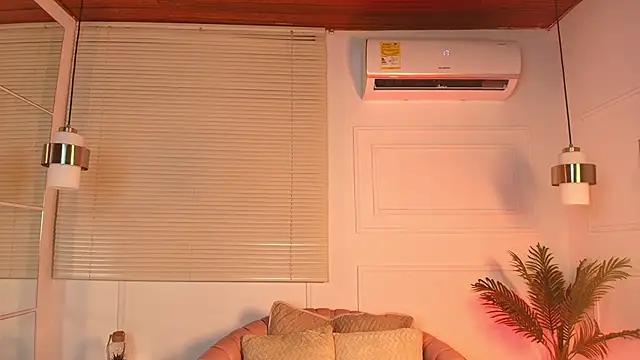 Snapshot of alessia_moon1 chatting on October 24, 2025, 12:59 pm alessia moon1 online show from October 24, 2025, 12:59 pm