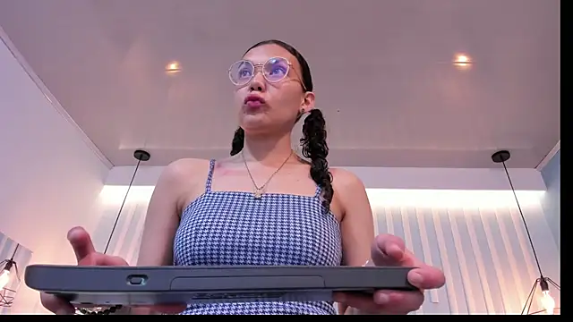 SweetStarr  online show from November 6, 2025, 12:31 pm