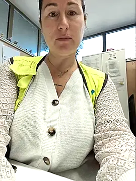 bichota85 online show from April 16, 2026, 10:05 am