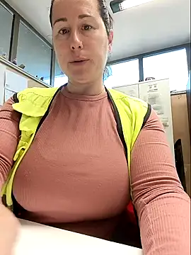 bichota85 online show from April 20, 2026, 10:07 am