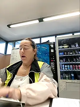 bichota85 online show from October 7, 2025, 10:05 am