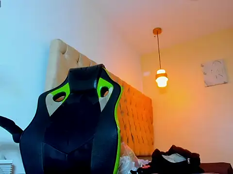 Naomis 35 online show from October 23, 2025, 7:12 pm