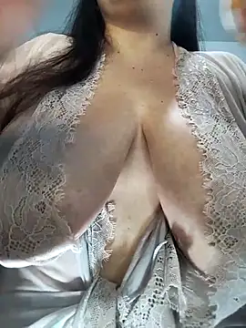 Snapshot of LucyDiamonds1 chatting on May 2, 2026, 11:10 pm LucyDiamonds1 online show from May 2, 2026, 11:10 pm
