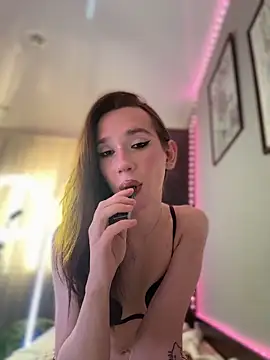 Snapshot of Valirae chatting on October 11, 2025, 4:35 am Valirae online show from October 11, 2025, 4:35 am