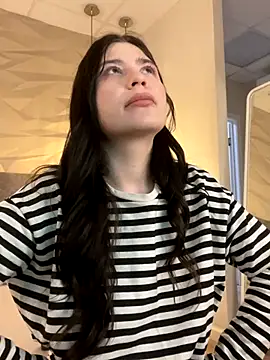 Snapshot of Valerie_Ohara chatting on October 10, 2025, 4:35 am Valerie Ohara online show from October 10, 2025, 4:35 am