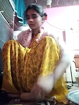 Snapshot of R_Roshni chatting on December 18, 2025, 10:57 pm R Roshni online show from December 18, 2025, 10:57 pm