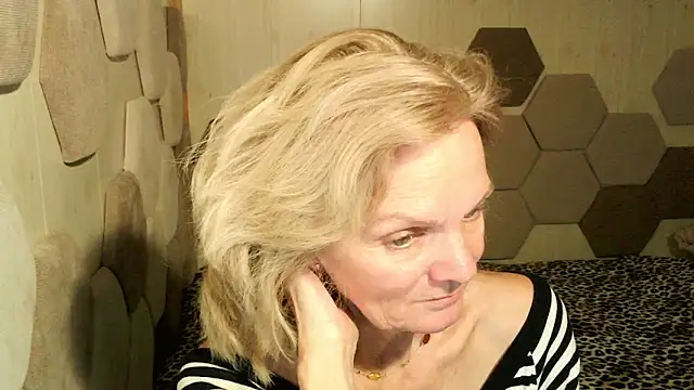 Zoe Steell online show from October 17, 2025, 2:19 pm