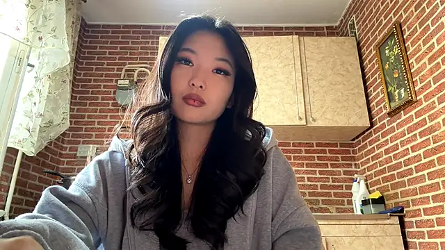 EmmaLeexth online show from April 3, 2026, 10:32 am