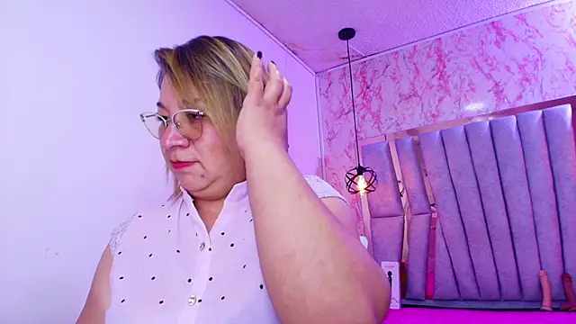 Snapshot of MaylinRosse_ chatting on November 3, 2025, 6:55 pm MaylinRosse online show from November 3, 2025, 6:55 pm