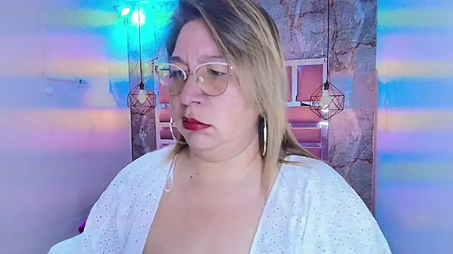 Snapshot of MaylinRosse_ chatting on February 16, 2026, 7:01 pm MaylinRosse online show from February 16, 2026, 7:01 pm