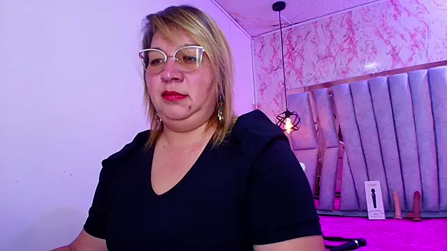 Snapshot of MaylinRosse_ chatting on November 5, 2025, 7:39 pm MaylinRosse online show from November 5, 2025, 7:39 pm