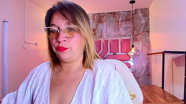 Snapshot of MaylinRosse_ chatting on May 4, 2026, 7:06 pm MaylinRosse online show from May 4, 2026, 7:06 pm
